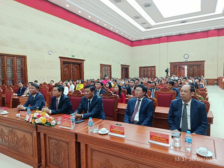 Lễ công bố Nghị Quyết sáp nhập các đơn vị hành chính cấp xã và quyết định thành lập Đảng bộ, chỉ định nhân sự cấp ủy, lãnh đạo HĐND, UBND, UB MTTQ cấp xã - tại điểm cầu xã Thạch Thất- Ảnh 4.