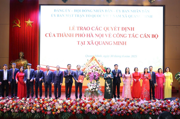 Bí thư Thành ủy Hà Nội Bùi Thị Minh Hoài trao quyết định về công tác cán bộ tại xã Quang Minhh- Ảnh 6.