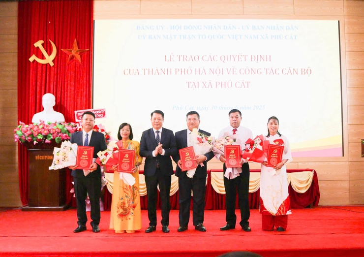 Công bố các quyết định về công tác cán bộ tại xã Phú Cát- Ảnh 7.