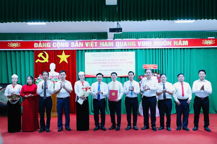Lễ trao các quyết định của Thành phố về công tác cán bộ tại xã Yên Bài.- Ảnh 4.