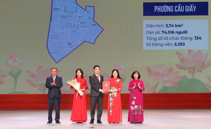 Lễ công bố Nghị quyết của Ủy ban Thường vụ Quốc hội và các quyết định của Thành phố về triển khai tổ chức đơn vị hành chính cấp xã- Ảnh 2.