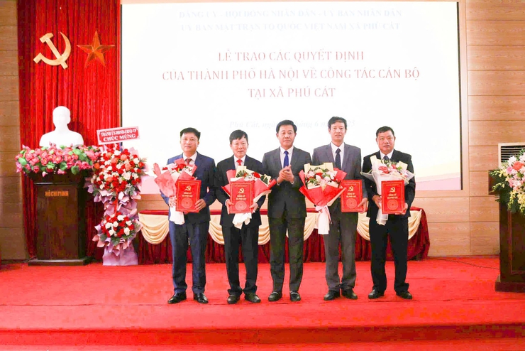 Công bố các quyết định về công tác cán bộ tại xã Phú Cát- Ảnh 4.
