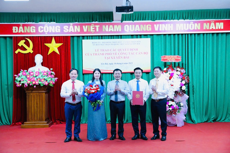 Lễ trao các quyết định của Thành phố về công tác cán bộ tại xã Yên Bài.- Ảnh 5.