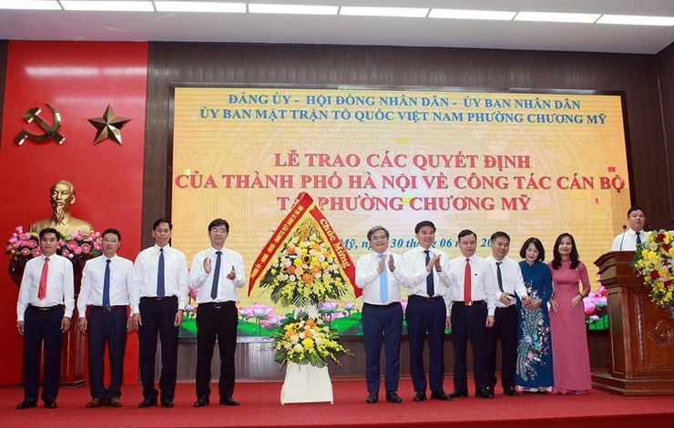 Lễ trao các quyết định của Thành phố Hà Nội về công tác nhân sự tại phường Chương Mỹ- Ảnh 1.