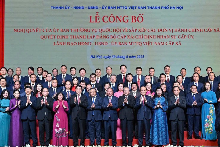 Lễ công bố Nghị quyết của Quốc hội, Quyết định của Trung ương, Quyết định của địa phương về sáp nhập đơn vị hành chính, thành lập các tổ chức Đảng, Mặt trận Tổ quốc tỉnh, thành phố, các xã, phường, đặc khu.- Ảnh 2.