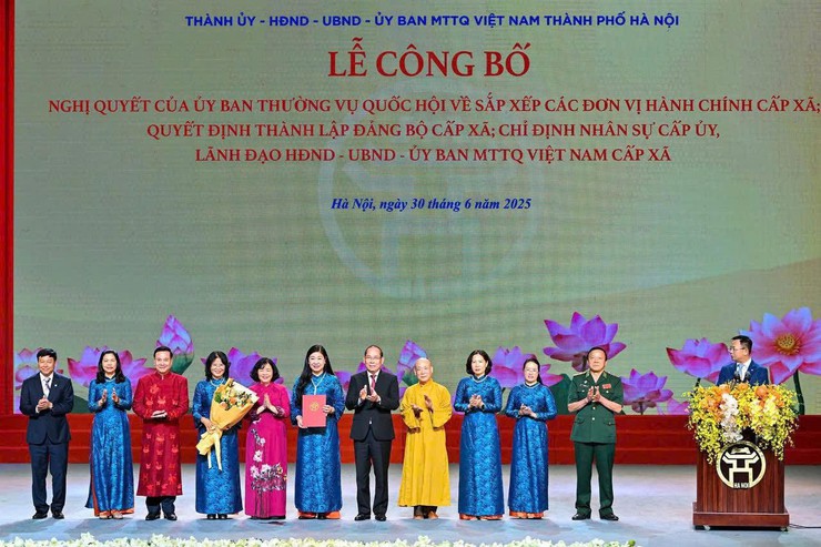 Lễ công bố Nghị quyết của Quốc hội, Quyết định của Trung ương, Quyết định của địa phương về sáp nhập đơn vị hành chính, thành lập các tổ chức Đảng, Mặt trận Tổ quốc tỉnh, thành phố, các xã, phường, đặc khu.- Ảnh 5.