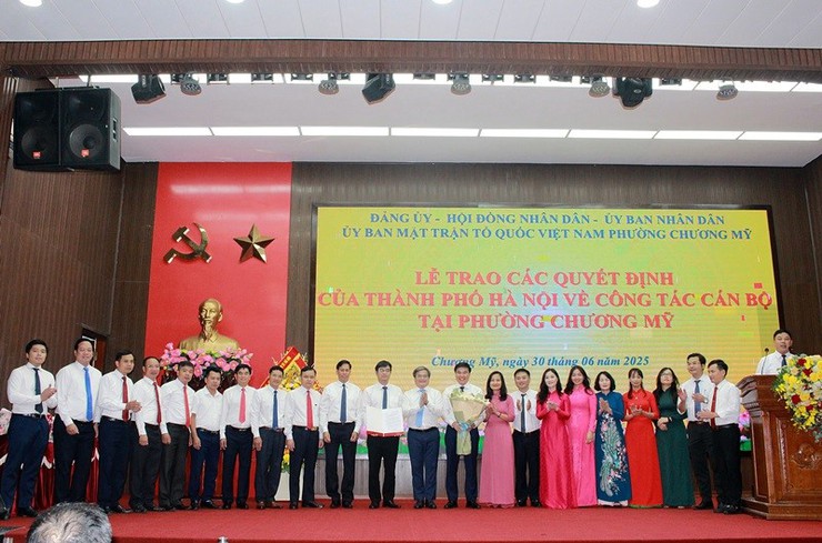 Lễ trao các quyết định của Thành phố Hà Nội về công tác nhân sự tại phường Chương Mỹ- Ảnh 3.