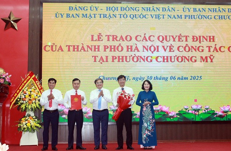Lễ trao các quyết định của Thành phố Hà Nội về công tác nhân sự tại phường Chương Mỹ- Ảnh 4.