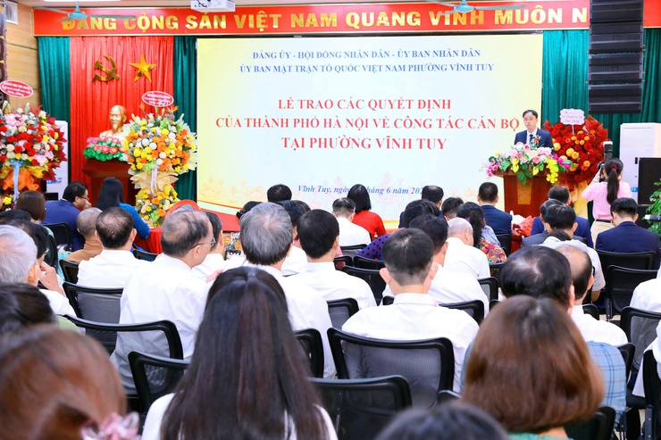  LỄ TRAO CÁC QUYẾT ĐỊNH CỦA THÀNH PHỐ HÀ NỘI VỀ CÔNG TÁC CÁN BỘ TẠI PHƯỜNG VĨNH TUY- Ảnh 1.