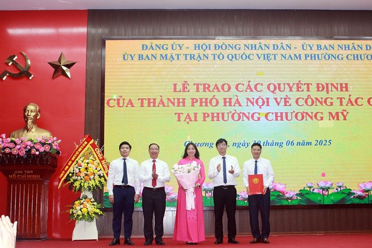 Lễ trao các quyết định của Thành phố Hà Nội về công tác nhân sự tại phường Chương Mỹ- Ảnh 6.