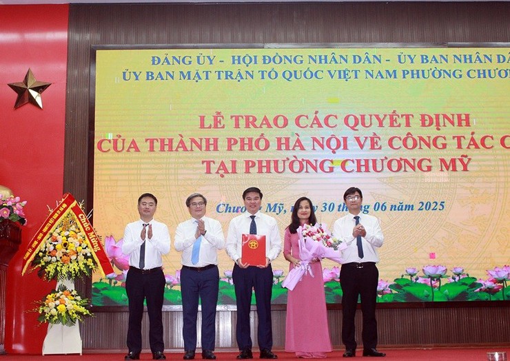 Lễ trao các quyết định của Thành phố Hà Nội về công tác nhân sự tại phường Chương Mỹ- Ảnh 5.