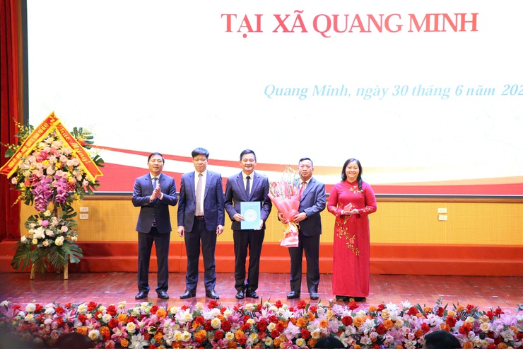 Bí thư Thành ủy Hà Nội Bùi Thị Minh Hoài trao quyết định về công tác cán bộ tại xã Quang Minhh- Ảnh 10.