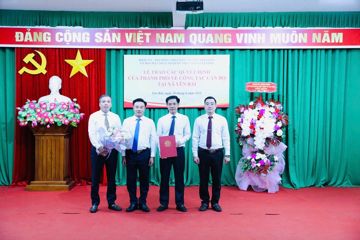 Lễ trao các quyết định của Thành phố về công tác cán bộ tại xã Yên Bài.- Ảnh 6.