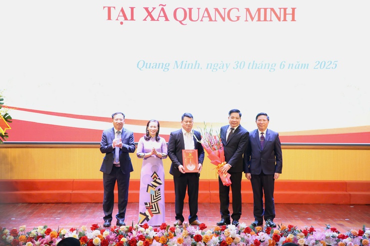 Bí thư Thành ủy Hà Nội Bùi Thị Minh Hoài trao quyết định về công tác cán bộ tại xã Quang Minhh- Ảnh 9.