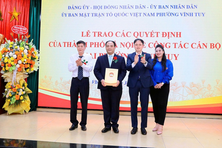  LỄ TRAO CÁC QUYẾT ĐỊNH CỦA THÀNH PHỐ HÀ NỘI VỀ CÔNG TÁC CÁN BỘ TẠI PHƯỜNG VĨNH TUY- Ảnh 5.