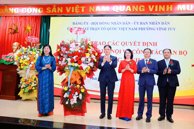  LỄ TRAO CÁC QUYẾT ĐỊNH CỦA THÀNH PHỐ HÀ NỘI VỀ CÔNG TÁC CÁN BỘ TẠI PHƯỜNG VĨNH TUY- Ảnh 7.
