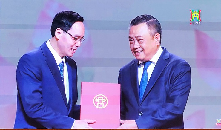 Danh sách Bí thư Đảng ủy, Chủ tịch UBND 126 xã, phường mới của Hà Nội- Ảnh 1.