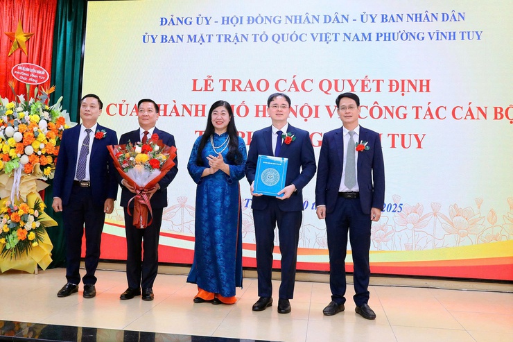  LỄ TRAO CÁC QUYẾT ĐỊNH CỦA THÀNH PHỐ HÀ NỘI VỀ CÔNG TÁC CÁN BỘ TẠI PHƯỜNG VĨNH TUY- Ảnh 3.