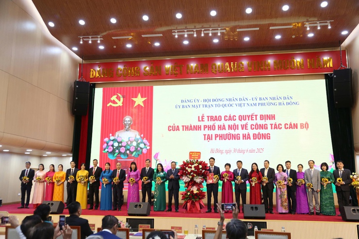 Trao các quyết định của Thành phố Hà Nội về công tác cán bộ tại phường Hà Đông- Ảnh 1.