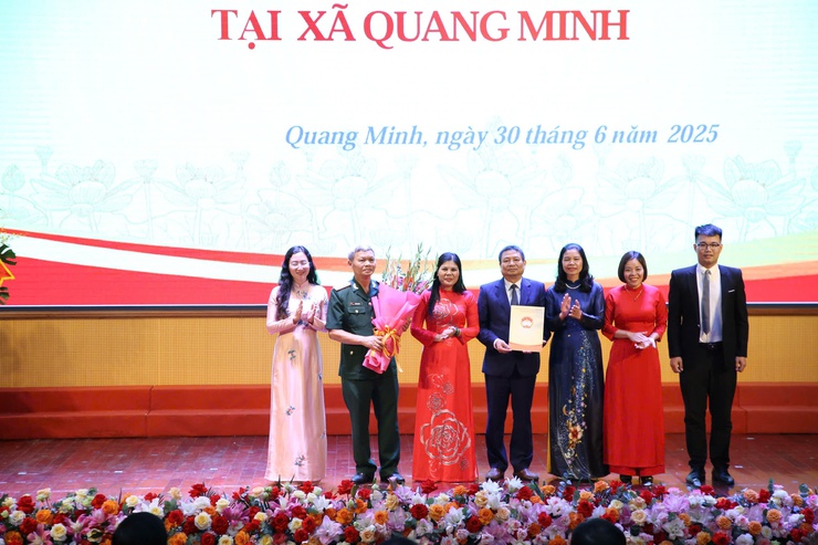 Bí thư Thành ủy Hà Nội Bùi Thị Minh Hoài trao quyết định về công tác cán bộ tại xã Quang Minhh- Ảnh 4.