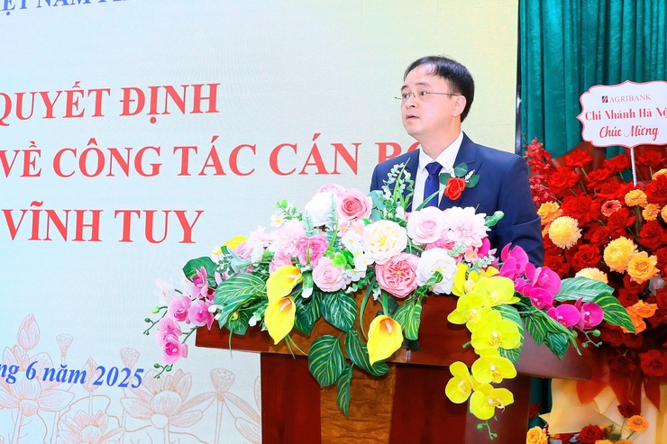  LỄ TRAO CÁC QUYẾT ĐỊNH CỦA THÀNH PHỐ HÀ NỘI VỀ CÔNG TÁC CÁN BỘ TẠI PHƯỜNG VĨNH TUY- Ảnh 6.