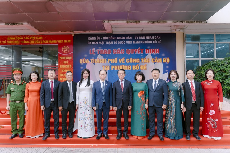 Đồng chí Hoàng Trọng Quyết trao các quyết định của Thành phố về công tác cán bộ tại phường Bồ Đề- Ảnh 7.