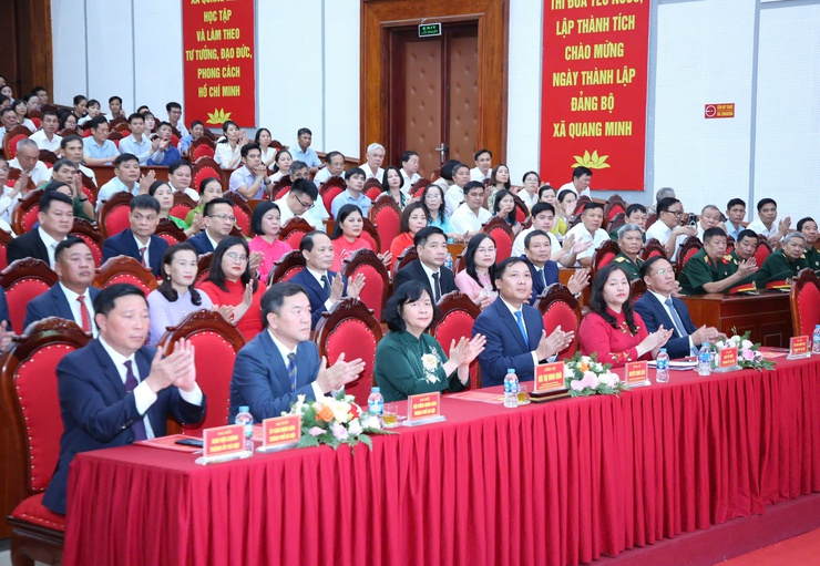 Bí thư Thành ủy Hà Nội Bùi Thị Minh Hoài trao quyết định về công tác cán bộ tại xã Quang Minhh- Ảnh 5.