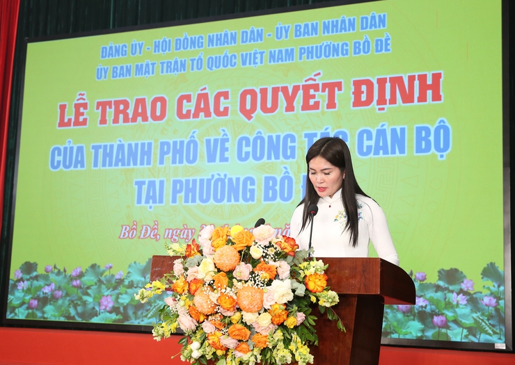 Đồng chí Hoàng Trọng Quyết trao các quyết định của Thành phố về công tác cán bộ tại phường Bồ Đề- Ảnh 1.