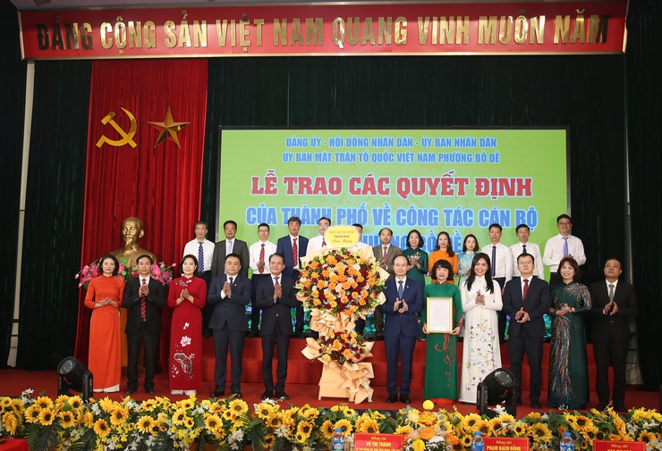 Đồng chí Hoàng Trọng Quyết trao các quyết định của Thành phố về công tác cán bộ tại phường Bồ Đề- Ảnh 2.