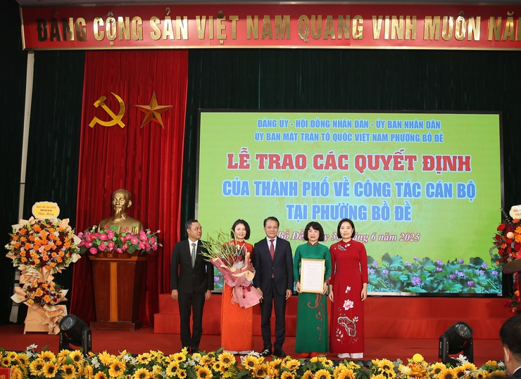 Đồng chí Hoàng Trọng Quyết trao các quyết định của Thành phố về công tác cán bộ tại phường Bồ Đề- Ảnh 3.