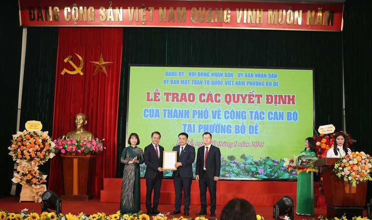 Đồng chí Hoàng Trọng Quyết trao các quyết định của Thành phố về công tác cán bộ tại phường Bồ Đề- Ảnh 4.
