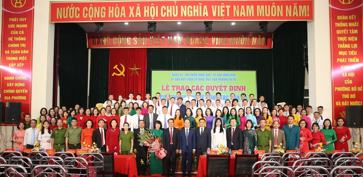 Đồng chí Hoàng Trọng Quyết trao các quyết định của Thành phố về công tác cán bộ tại phường Bồ Đề- Ảnh 8.