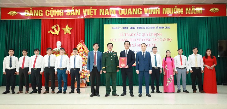 Xã Minh Châu: tổ chức Lễ trao các quyết định của Thành phố về công tác nhân sự- Ảnh 2.