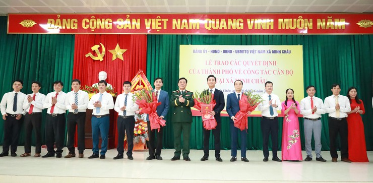 Xã Minh Châu: tổ chức Lễ trao các quyết định của Thành phố về công tác nhân sự- Ảnh 3.