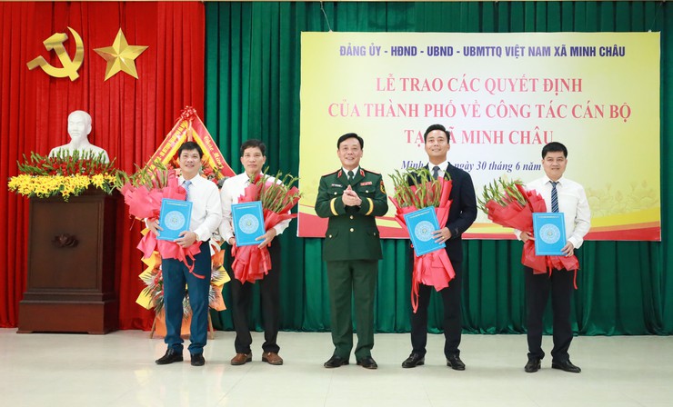 Xã Minh Châu: tổ chức Lễ trao các quyết định của Thành phố về công tác nhân sự- Ảnh 4.
