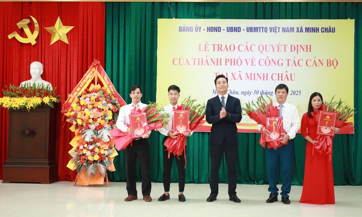 Xã Minh Châu: tổ chức Lễ trao các quyết định của Thành phố về công tác nhân sự- Ảnh 6.