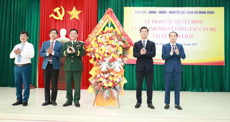 Xã Minh Châu: tổ chức Lễ trao các quyết định của Thành phố về công tác nhân sự- Ảnh 1.