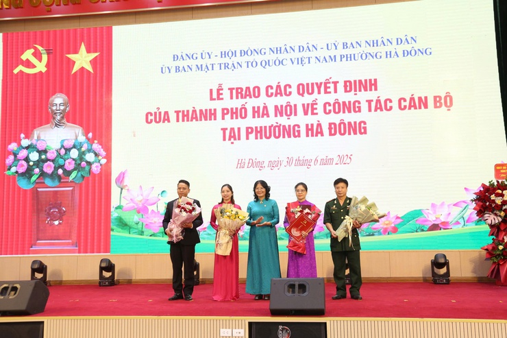 Trao các quyết định của Thành phố Hà Nội về công tác cán bộ tại phường Hà Đông- Ảnh 4.