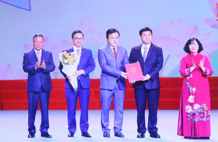 Phường Yên Sở tổ chức hội nghị trực tuyến tham dự Lễ công bố các văn bản về việc triển khai tổ chức đơn vị hành chính cấp xã- Ảnh 1.