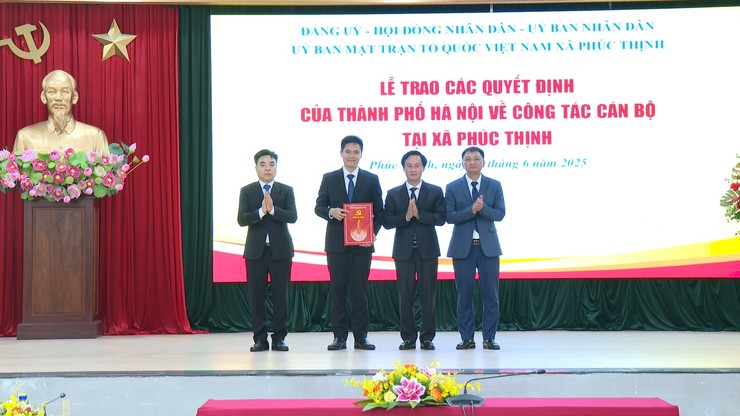 Công bố các Quyết định về công tác cán bộ tại xã Phúc Thịnh- Ảnh 4.