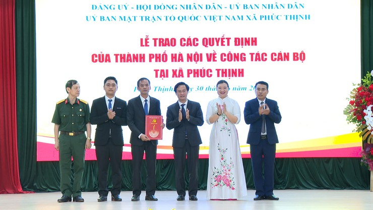 Công bố các Quyết định về công tác cán bộ tại xã Phúc Thịnh- Ảnh 5.