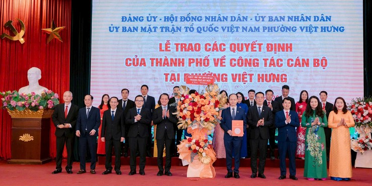 Hà Nội: Trao quyết định thành lập phường Việt Hưng mới- Ảnh 1.