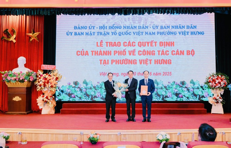 Hà Nội: Trao quyết định thành lập phường Việt Hưng mới- Ảnh 2.