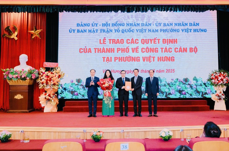 Hà Nội: Trao quyết định thành lập phường Việt Hưng mới- Ảnh 3.