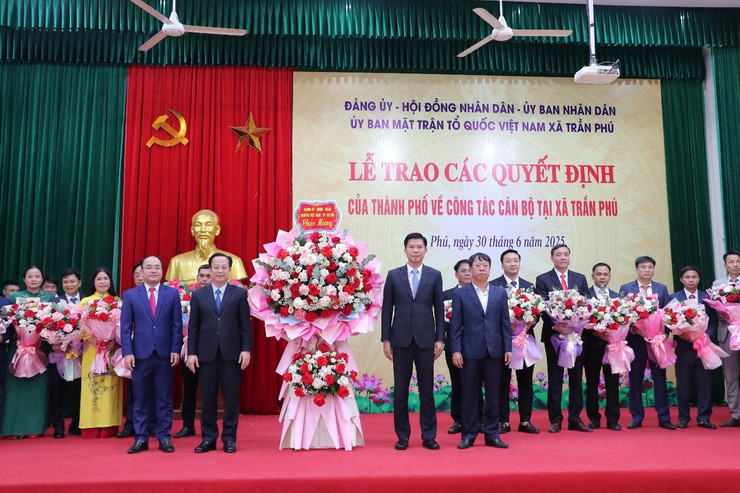 Trần Phú trang trọng tổ chức Lễ trao các quyết định của thành phố về nhân sự tại xã- Ảnh 4.