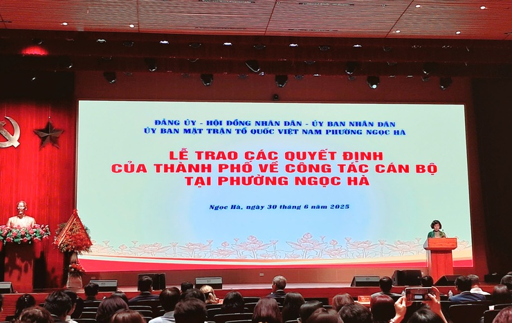 Lễ trao các Quyết định của Thành phố Hà Nội về công tác cán bộ tại phường Ngọc Hà- Ảnh 3.
