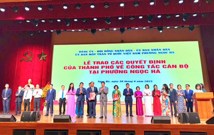 Lễ trao các Quyết định của Thành phố Hà Nội về công tác cán bộ tại phường Ngọc Hà- Ảnh 4.
