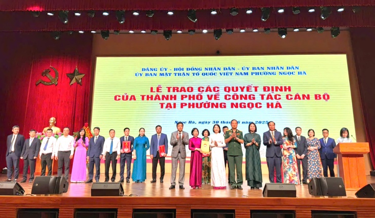 Lễ trao các Quyết định của Thành phố Hà Nội về công tác cán bộ tại phường Ngọc Hà- Ảnh 6.