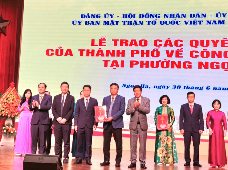 Lễ trao các Quyết định của Thành phố Hà Nội về công tác cán bộ tại phường Ngọc Hà- Ảnh 5.
