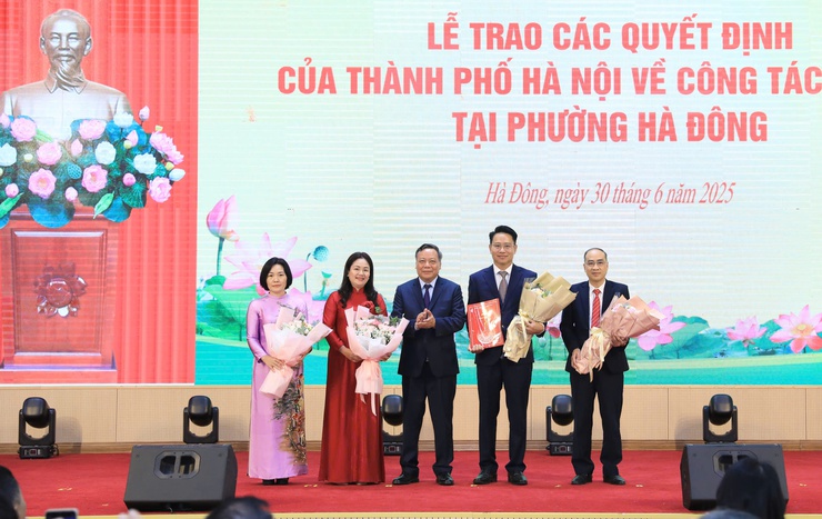 Trao các quyết định của Thành phố Hà Nội về công tác cán bộ tại phường Hà Đông- Ảnh 2.
